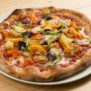 （トマトソース　チーズ　旬のお野菜）
ナポリっ子の看板ピッツァ。
毎朝マルシェで仕入れた今一番おいしい野菜をのせて焼き上げたピッツァです。