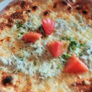 （ソースなし　モッツァレラチーズ　シラス　トマト
にんにく）
佐田岬の鮮度抜群のしらすにニンニクをきかせモッツァレラチーズで焼き上げたシンプルで飽きのこないあっさり味のピッツァです。