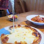 ナポリ生まれのクセのないチーズです。
ハイジが食べていたあのチーズのパンのようにアツアツをびよーーーーんと伸ばしながら召し上がってくださいね。