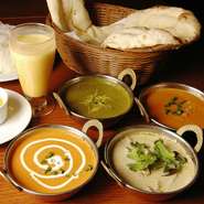 ココナッツのまろやかさと青唐辛子の辛味がやみつきになる、タイの『グリーンカレー』やインドカレー、滋味深いスープともちもちの米麺で作るベトナムの『シーフードフォー』などアジア各国の料理を提供しています。
