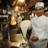 インドの飲食店などで調理経験のある料理人が数多く在籍しています。腕のいいシェフの方々によって作られる料理をお楽しみいただけます。調理場にはタンドール窯も設置されており、焼きたてのナンなどが味わえます。