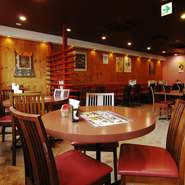 店内はゆとりをもって席を配置していますので、ご家族でもゆっくりと食事が出来ます。カレーの辛さも選べますのでお子様にも安心です。