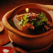 有頭エビを使ったタイのスープで、スパイスの利いた辛味と酸味が特徴的