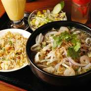 米の麺フォーを鶏がらでとったスープに野菜とイカや海老などの魚介を加え、パクチーを添えた一品。