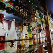 店内に配置されているドリンクのボトル。種類も多く取り扱っています。