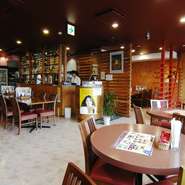 2種類のテーブル席が広がる店内。