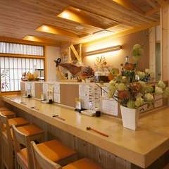 カウンターは店主との会話も弾む特等席です