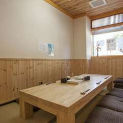 みんなで楽しく騒いで、店主がアレンジしたコース料理に舌鼓