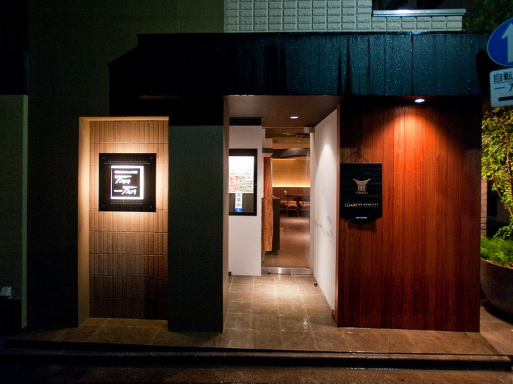 カフェには見えない、大人の雰囲気あふれる外観