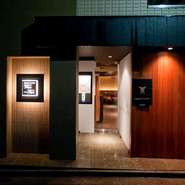 重厚なつくりの外観が印象的な【石釜bake　bread　茶房　TAM　TAM】。扉を開けて中へ入ると、コーヒーの芳醇な香りと石窯で焼かれたパンの香りが漂います。ホッと一息つきたいとき、ふと足を運びたくなる場所です。