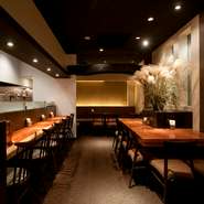 茶系の落ち着いたトーンでまとめられたインテリアを、やわらかな灯りがほんのりと照らすモダンで開放的な空間。まるで時間さえもゆっくりと流れているかのような、居心地の良い店内で、静かにゆったりと過ごせます。