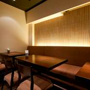 つい長居したくなるような、居心地の良いおしゃれな空間。やわらかい椅子に座れば、間接照明の明かりがやさしく包み込みます。コーヒーのアロマも心地よく、ゆったりとしたひとときが過ごせるお店です。