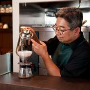 1杯のコーヒーにも、熟練の技が光ります。サイフォンやフィルターなど、さまざまな抽出方法を試した今は、最新式のマシンを導入。厳選された高品質の豆「トアルコ　トラジャ」は、味も香りも逸品です。