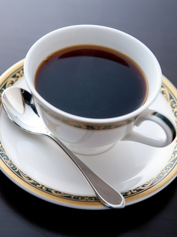 渋い茶系のカラーの空間に似合うのは、シンプルな器