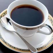 シンプルな色合いと形で統一された器は、店主こだわりの落ち着いた雰囲気の店内で静かに主張をしています。決して目立たず、注目されなくても、訪れた人のそばであたたかさを演出する立役者です。