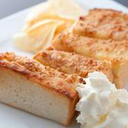 こんがり焼き色の手づくりのアーモンドペーストが香ばしいトースト。ホイップ＆メープルシロップ付。