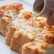 甘さをプラスできるハチミツ付。とろけるオリジナルチーズの味とハチミツがベストマッチング。