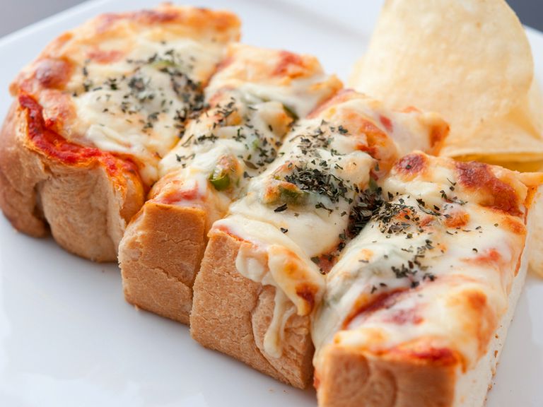 石窯焼きだから耳まで美味しい『石窯焼きピザトースト』