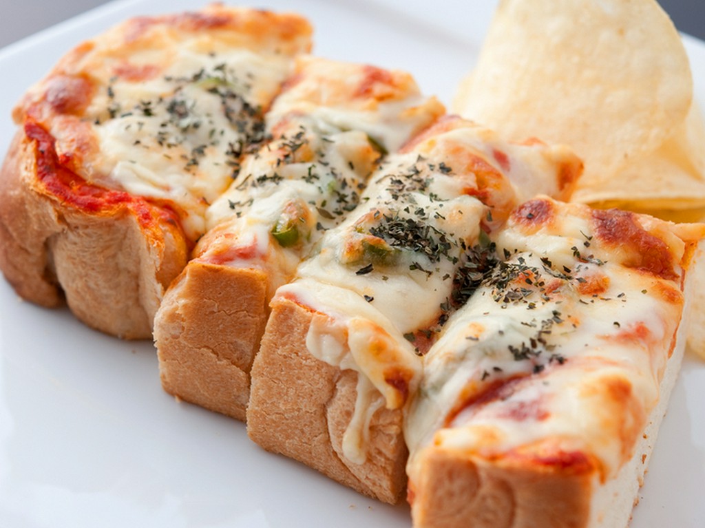 石窯焼きだから耳まで美味しい『石窯焼きピザトースト』