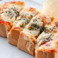 野菜と、とろーりとろけるオリジナルブレンドのチーズの組み合わせが絶品！　耳まで美味しく食べられます。