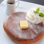 こだわりのブレンドの粉を使ったほんのり甘いホットケーキはふわふわ。玉子の香りがひろがる懐かしい味。