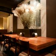 8人までが座れる、グループにおすすめの席。季節を感じさせる生花が、より上質なひとときを演出します。