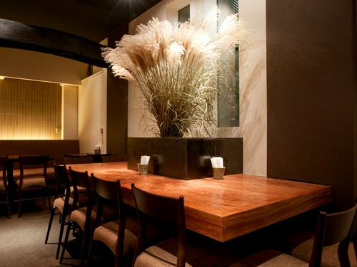 グループでの利用にぴったり。広々としたテーブル席