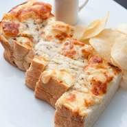 モッツァレラなど、2種類のチーズをブレンドしてトッピング。芳ばしい香りが食欲をそそります。