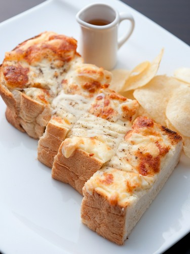 とろけるチーズがあとを引く美味しさ『石窯焼きチーズトースト』
