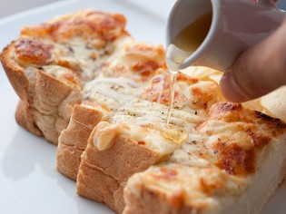 チーズのダブル重ねが決め手。濃厚な味があとを引く美味しさ