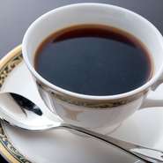 石窯焼きに合う良いパンと具材を自ら厳選しています。フランスパンの粉入りのイギリパンは満足のいく味です。コーヒーはさまざま試して研究してきましたが、今はこの「トアルコ　トラジャ」を使っています。