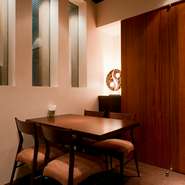 少人数からグループまで30名まで入れるゆとりの空間。ゆっくり石窯で焼き上がるのを待ちながら、会話に華を咲かせて過ごせます。本屋巡りのあとに、大人がふらりと立ち寄れる気軽な店としてご利用ください。