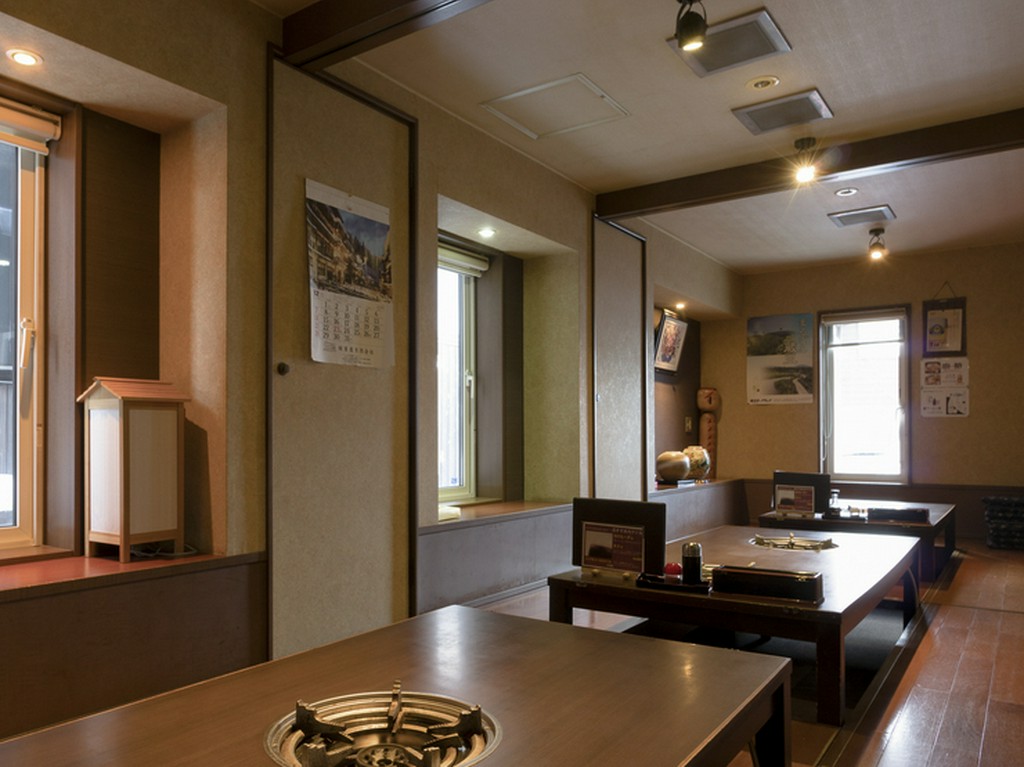 掘りごたつの席でゆっくりと。ファミリーも歓迎！