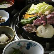 たれは果物や野菜のうまみと醤油・ニンニクをバランスよくブレンド。さっぱりした味付けでラムに絡みます。