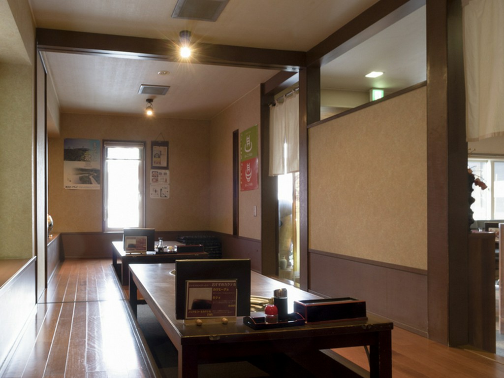 明るく落ち着いた雰囲気の店内。手づくりの温もりが感じられます