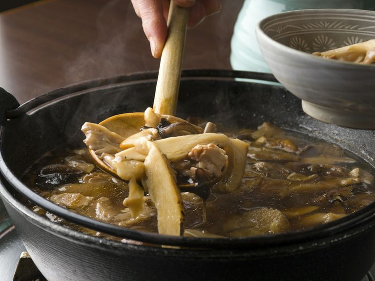 秋冬はスタッフが山で収穫したキノコでつくる『キノコ鍋』も美味