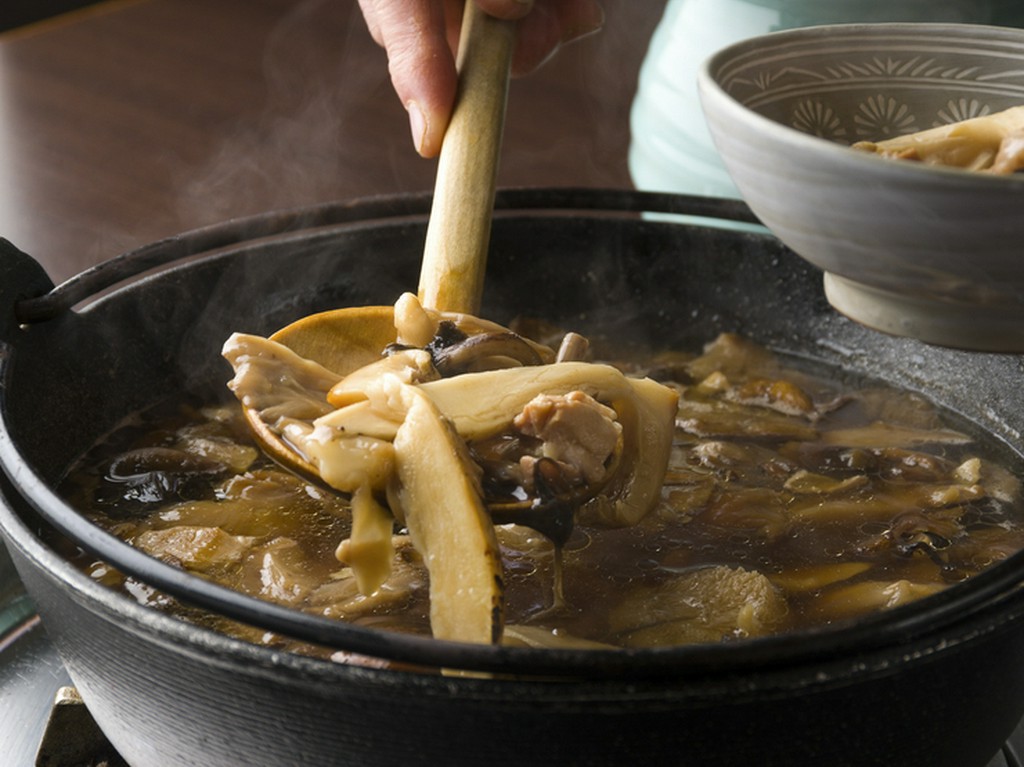 秋冬はスタッフが山で収穫したキノコでつくる『キノコ鍋』も美味