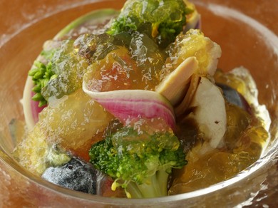 鮮度良い魚と野菜の『佐島産魚介と鎌倉野菜のジュレ仕立て』