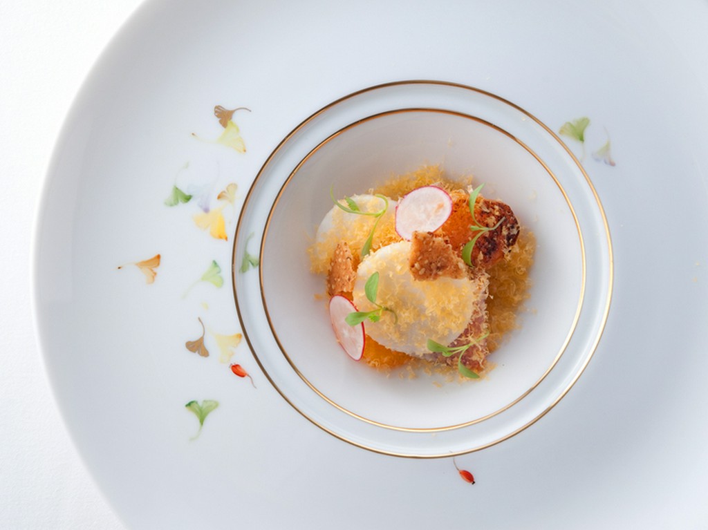 富山の柿なますにヒントを得た一品。コース料理の前菜一例