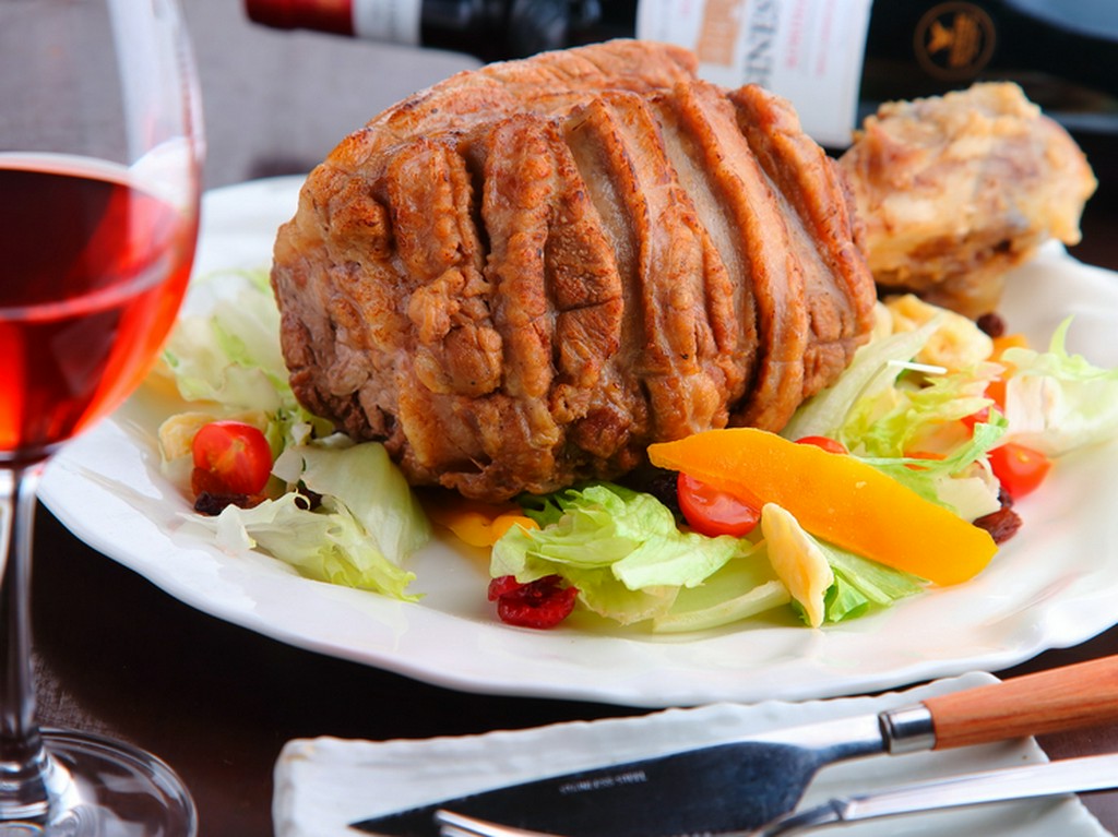 原始時代の大きな骨付きに肉をイメージした豪快な『洞窟の肉』