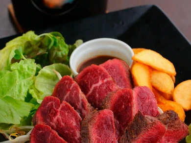 熱い溶岩石が肉をやわらかく仕上げる『ヒレステーキ溶岩仕立て』