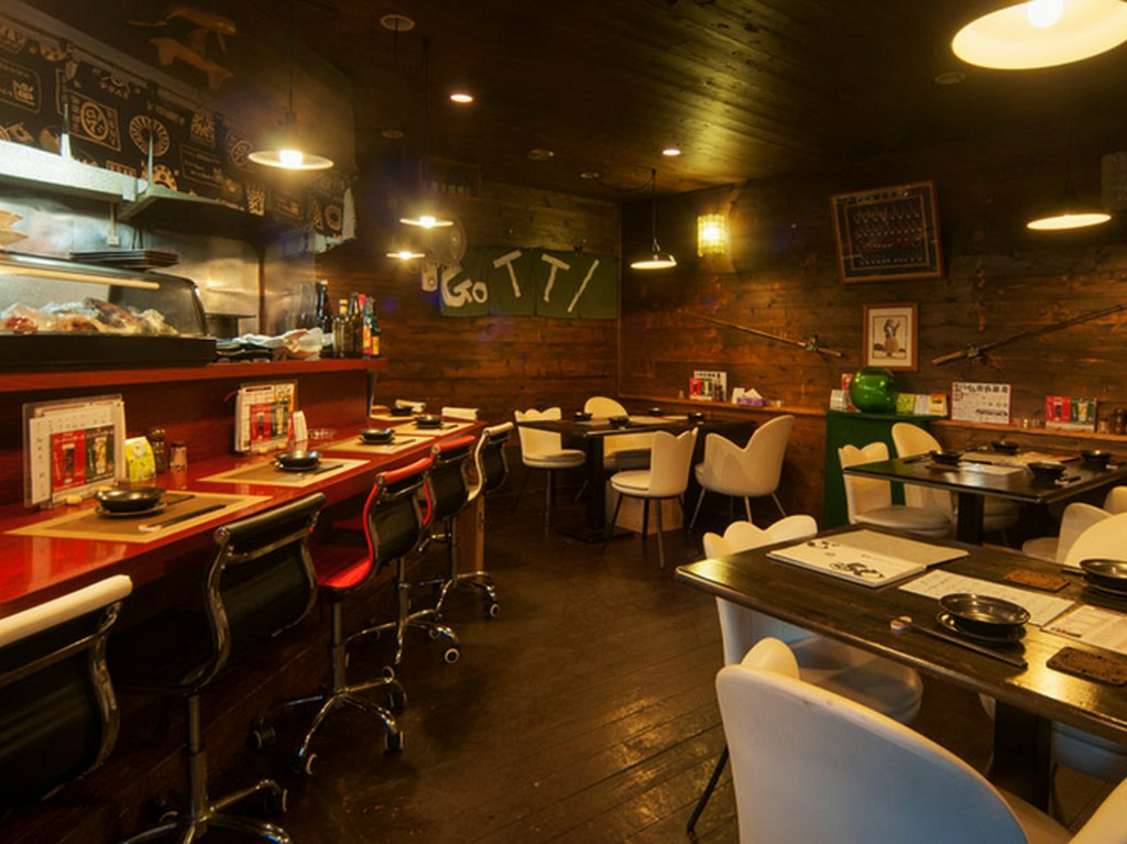 2Fは気軽に立ち寄れる、カウンター席とテーブル席がございます