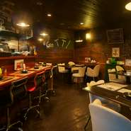 お一人様でも、少人数でも気軽に立ち寄れる、2Fのカウンター席＆テーブル席。
高知の旬の食材を使ったお料理を肴に、お酒を飲みながら寛ぎの時間をお過ごし下さい。