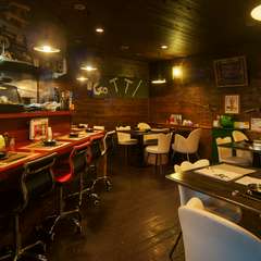 2Fは気軽に立ち寄れる、カウンター席とテーブル席がございます