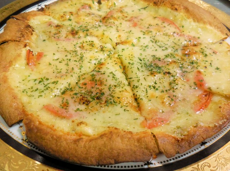 土佐の極旨トマトのアンチョビ風味のピザ