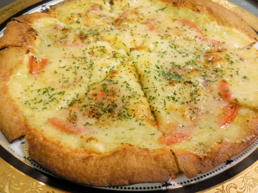 土佐の極旨トマトのアンチョビ風味のピザ