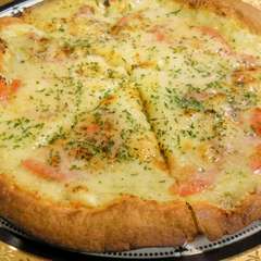 土佐の極旨トマトのアンチョビ風味のピザ