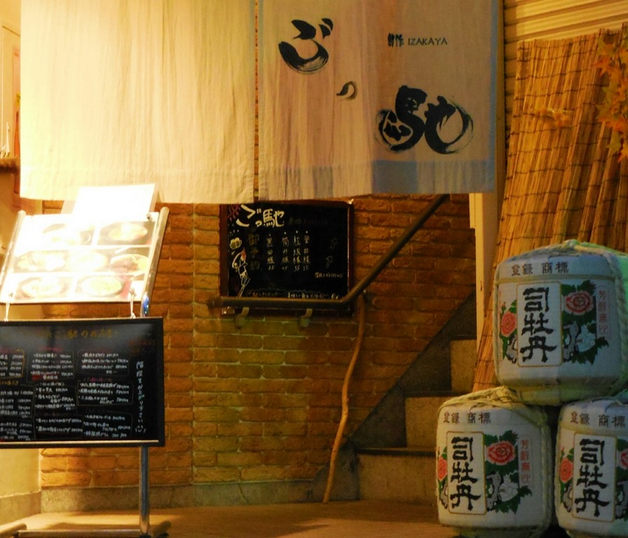 細い階段を上ると、2F＆3Fが高知のご馳走の宝庫に…