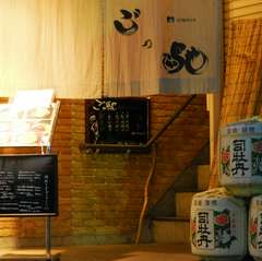 細い階段を上ると、2F＆3Fが高知のご馳走の宝庫に…