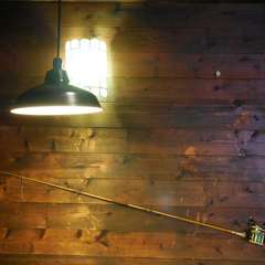 店主の趣味である、釣り雑貨が飾られている2F店内